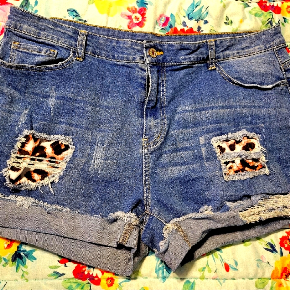These super cute zebra patched cuffed jean shorts, very stylish size 2XL.